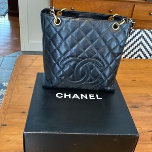 Chanel Vintage quilted Timeless classic petite shopper.. Gold hardware.